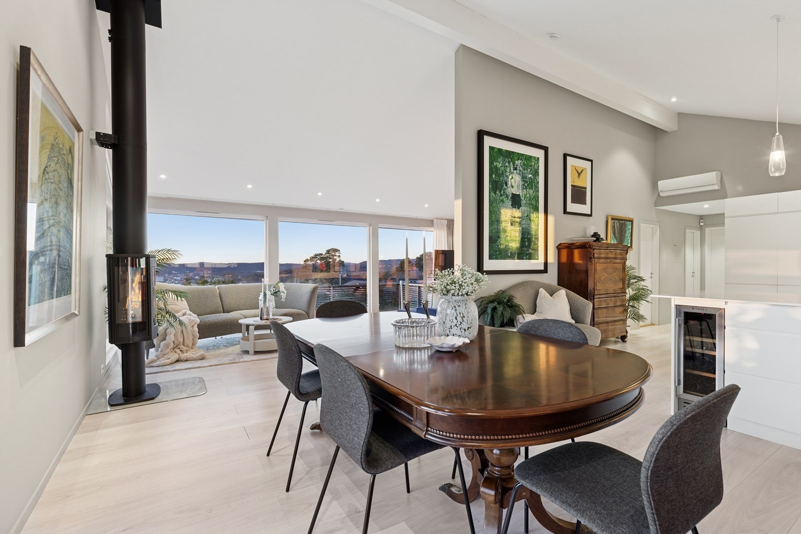 Direkte forbindelse til kjøkkenet gir en naturlig spiseplass. Galleribilde