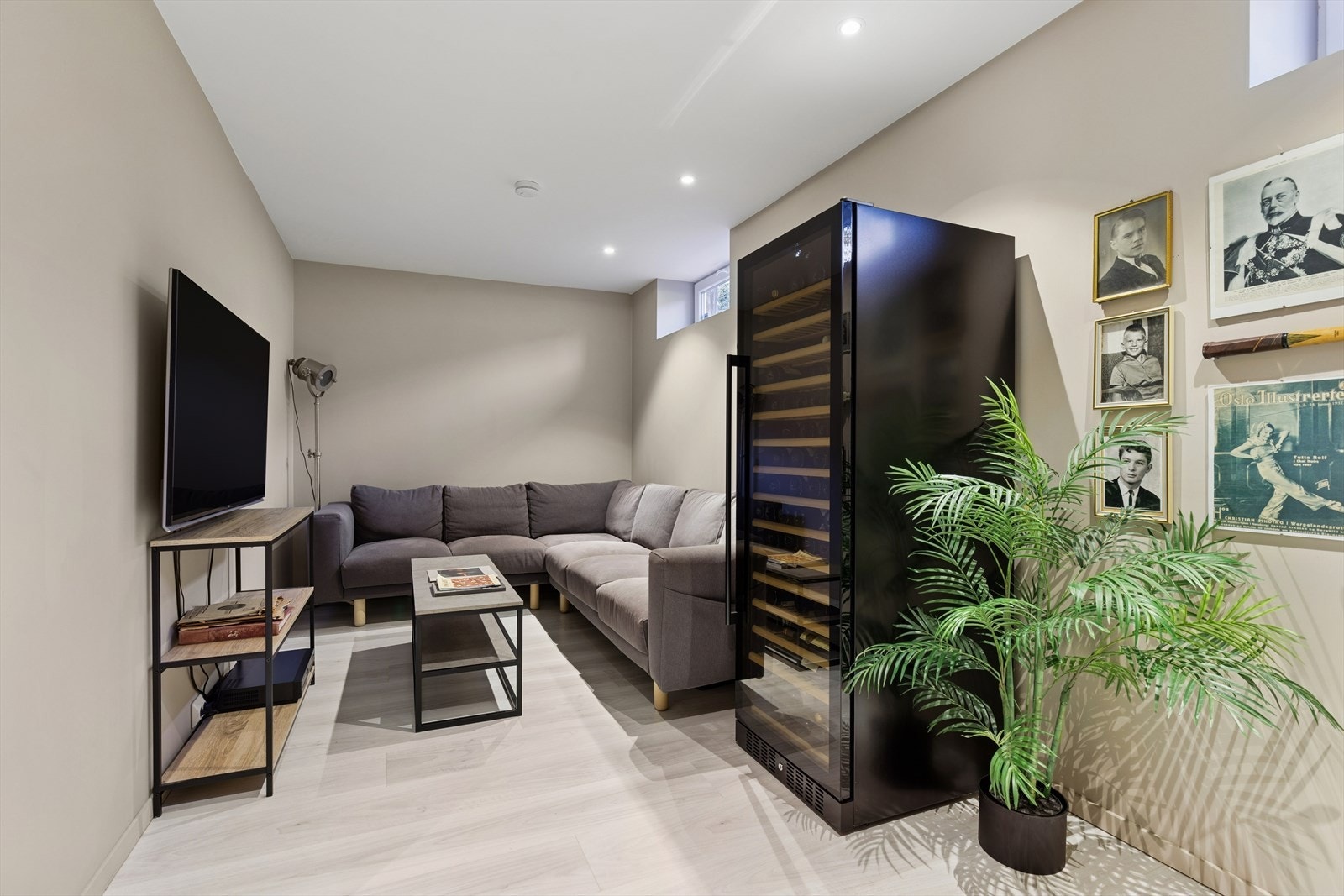 I kjelleretasjen har boligen en tv-stue som gir ekstra boltreplass for storfamilien. Galleribilde