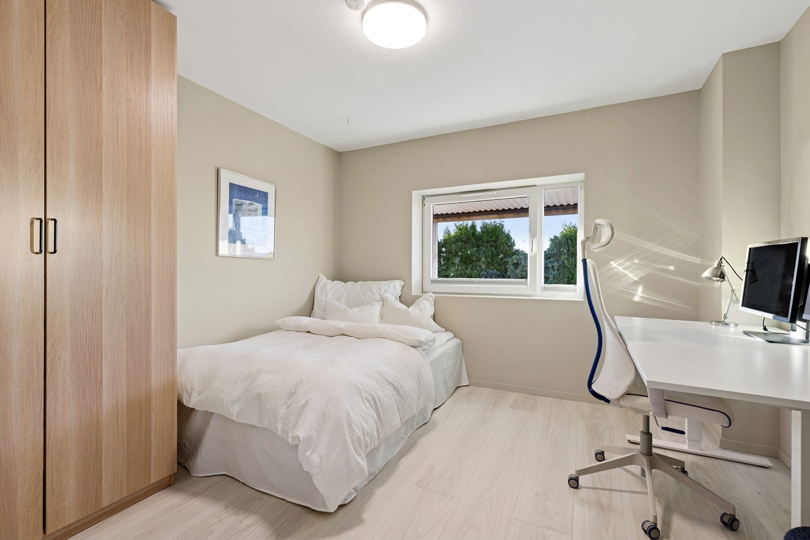 Soverom 5. Romslig soverom med garderobe. Galleribilde