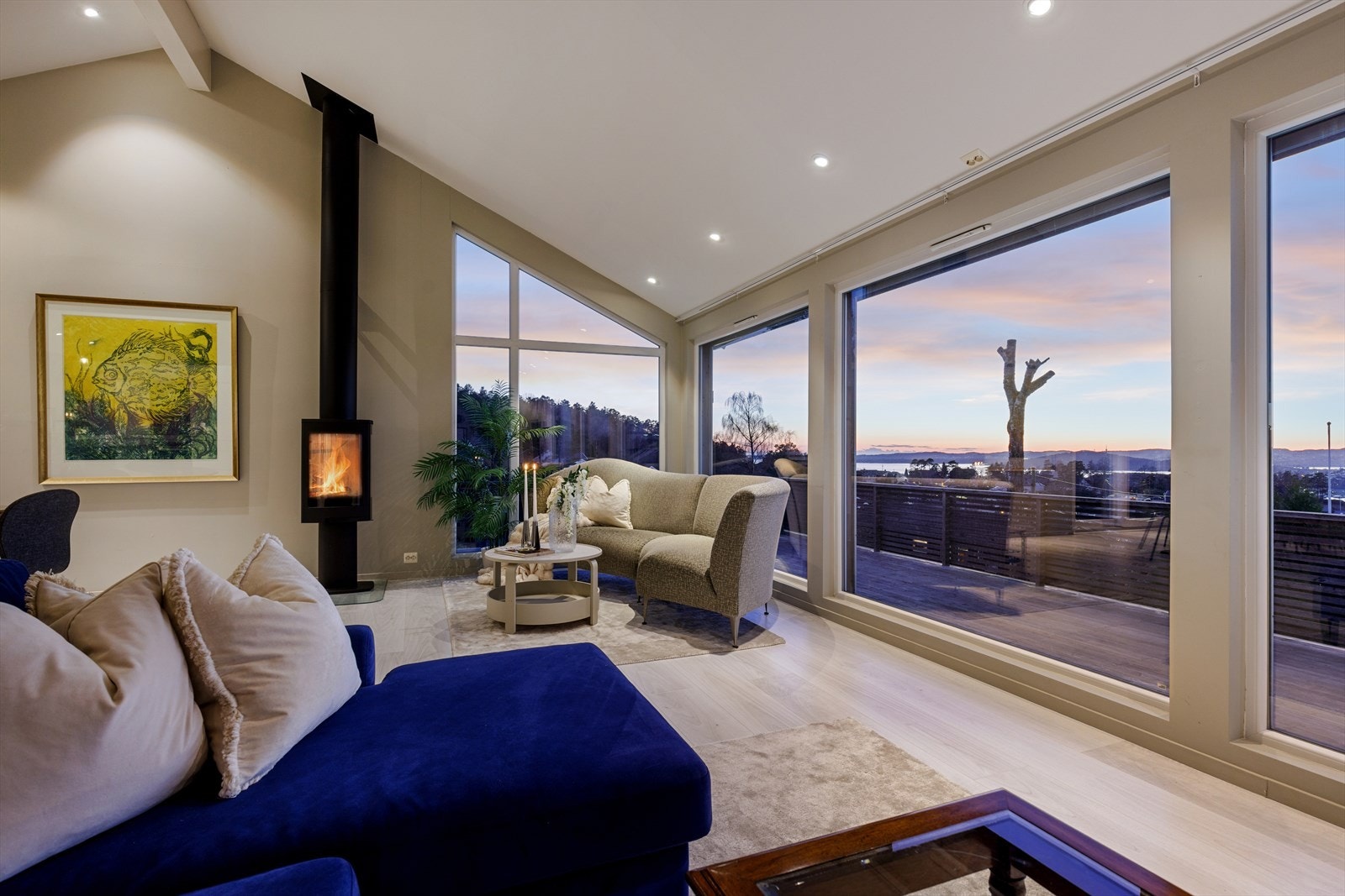 Her ser du utover fjorden, havet og det vakre landskapet. Galleribilde