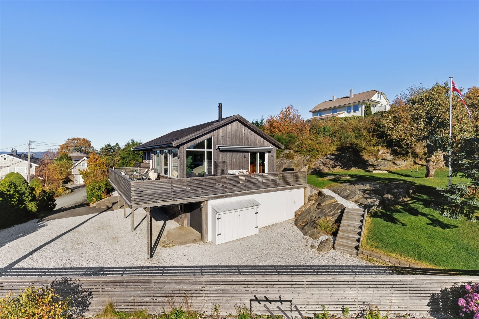 Eneboligen har en romslig gårdstun med god plass til parkering. Galleribilde