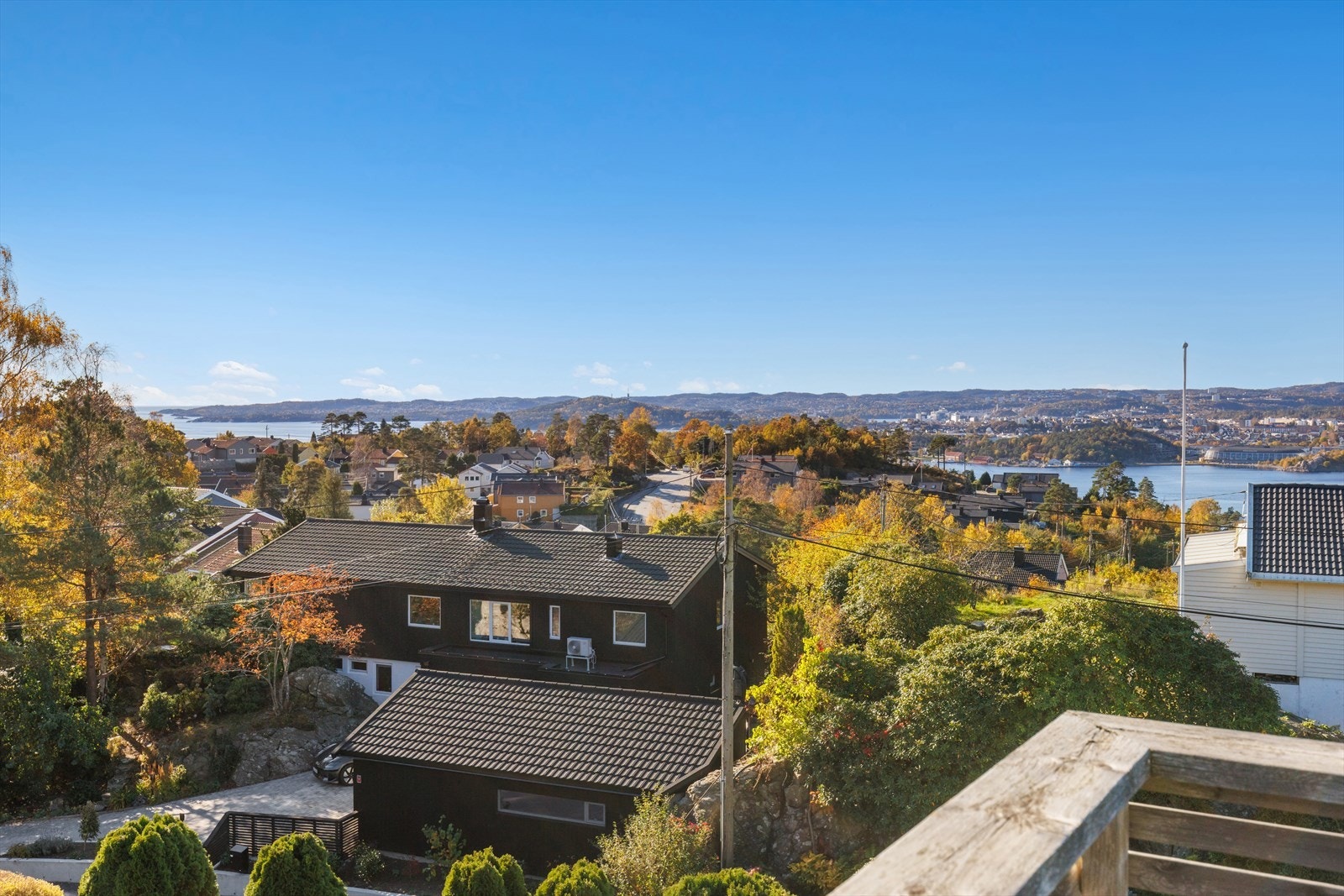Fra eiendommen har du en nydelig utsikt som strekker seg over hustakene, frodige trær og helt ut mot glitrende vann. Galleribilde