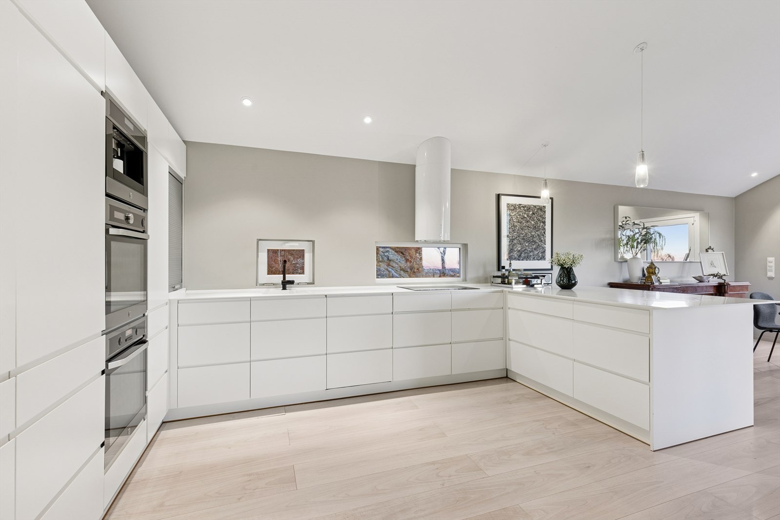 Kjøkkenet har en nyere innredning med lyse slette fronter med grep og en benkeplate i Corian. Galleribilde