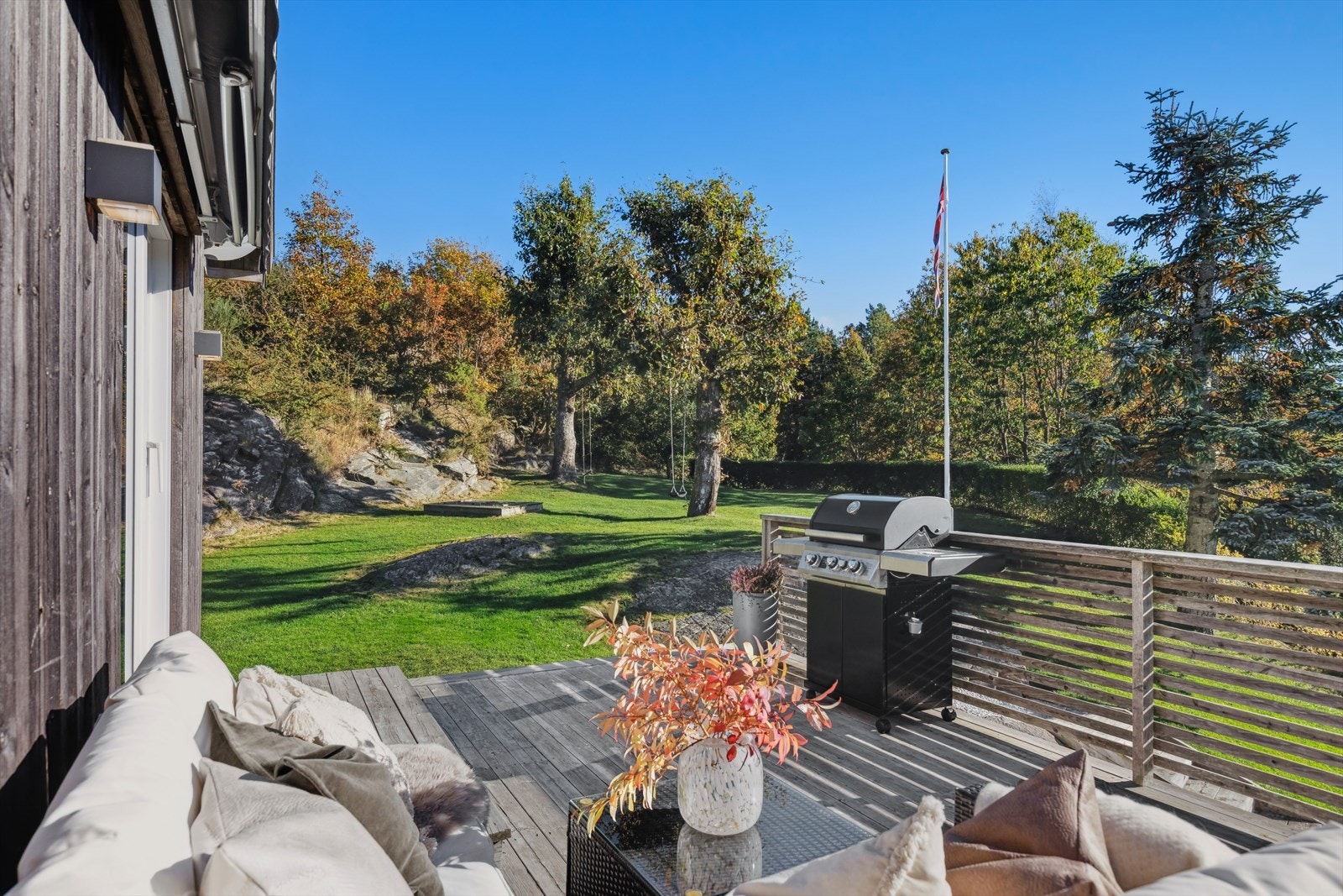 Fra stuen og terrassen har man også direkte tilgang til hagen. Galleribilde