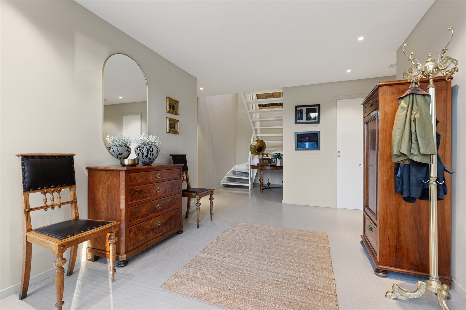 Man ønskes velkommen i boligens romslige entré i kjelleretasjen. Galleribilde