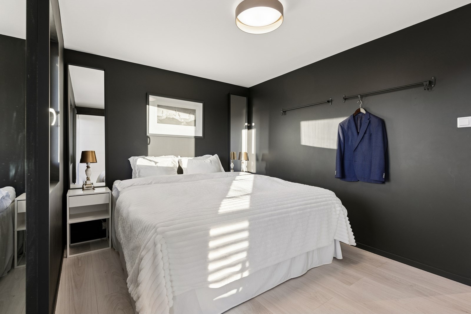 Her er det god plass til dobbeltseng og tilhørende nattbord. Galleribilde