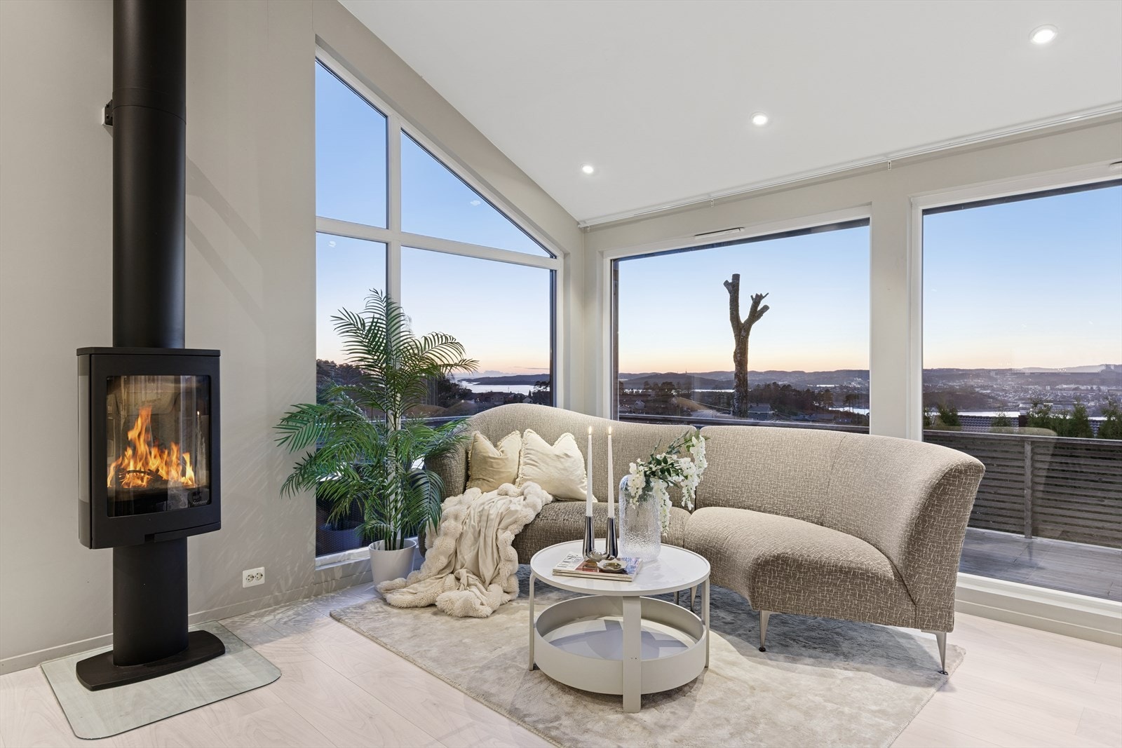 Denne kombinasjonen av panoramavinduer og naturskjønn utsikt er sjelden - og gir boligen det lille ekstra. Galleribilde