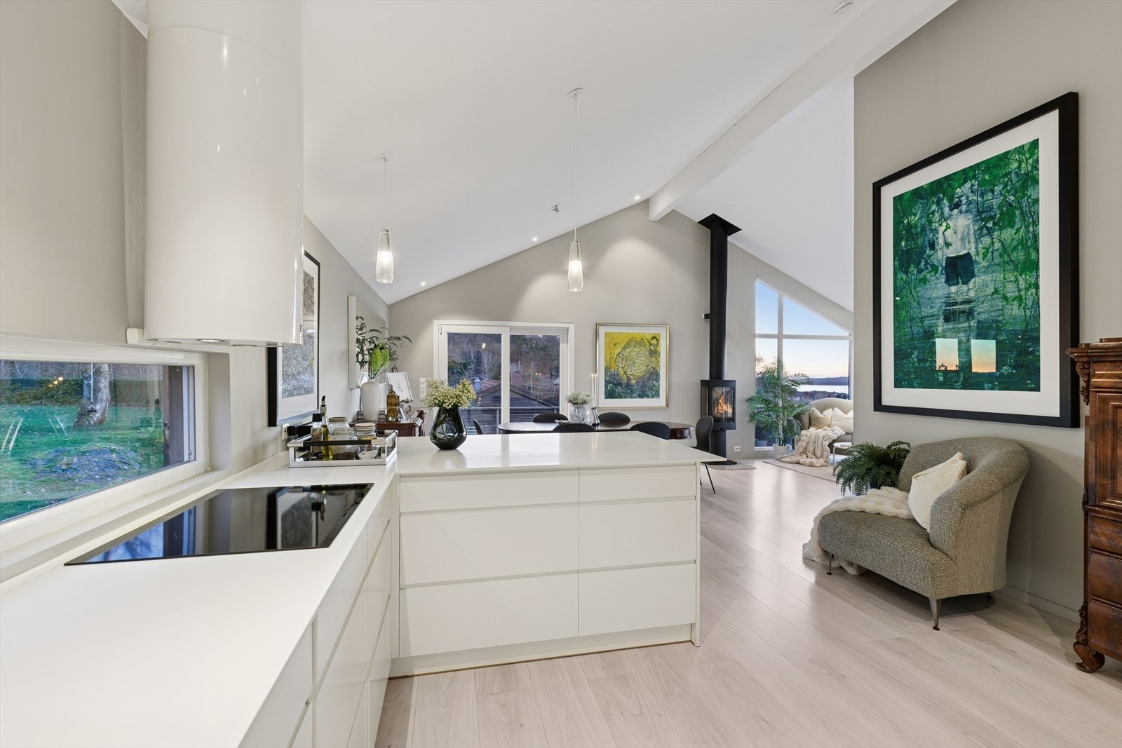 Interiøret er smakfullt med lyse flater, moderne detaljer og god plass til både spisegruppe og sofakrok - perfekt for deg som ønsker komfort og stil i ett. Galleribilde