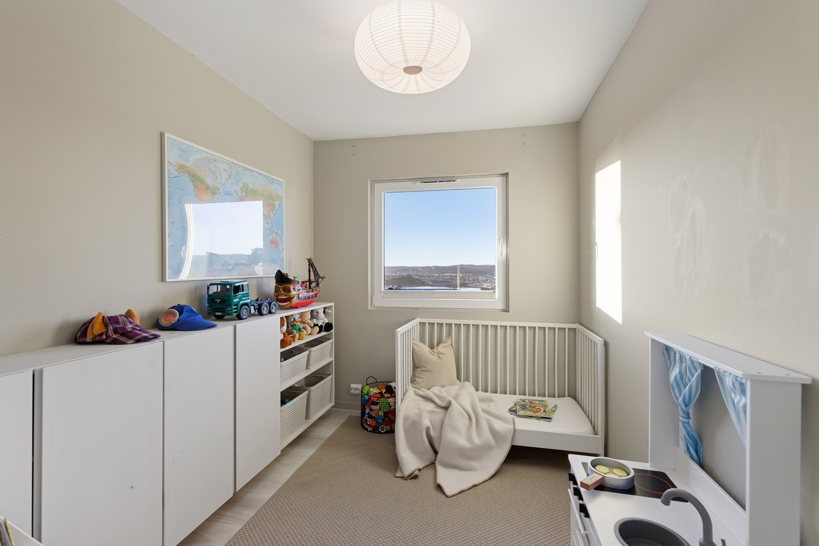 Soverom 2. Barnerommet har malte slette vegger og plass til lek og oppbevaring. Galleribilde