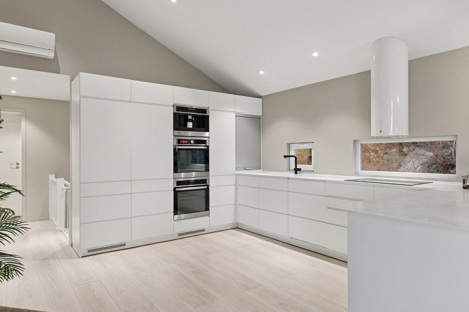 Her er det godt med skap- og benkeplass. Galleribilde