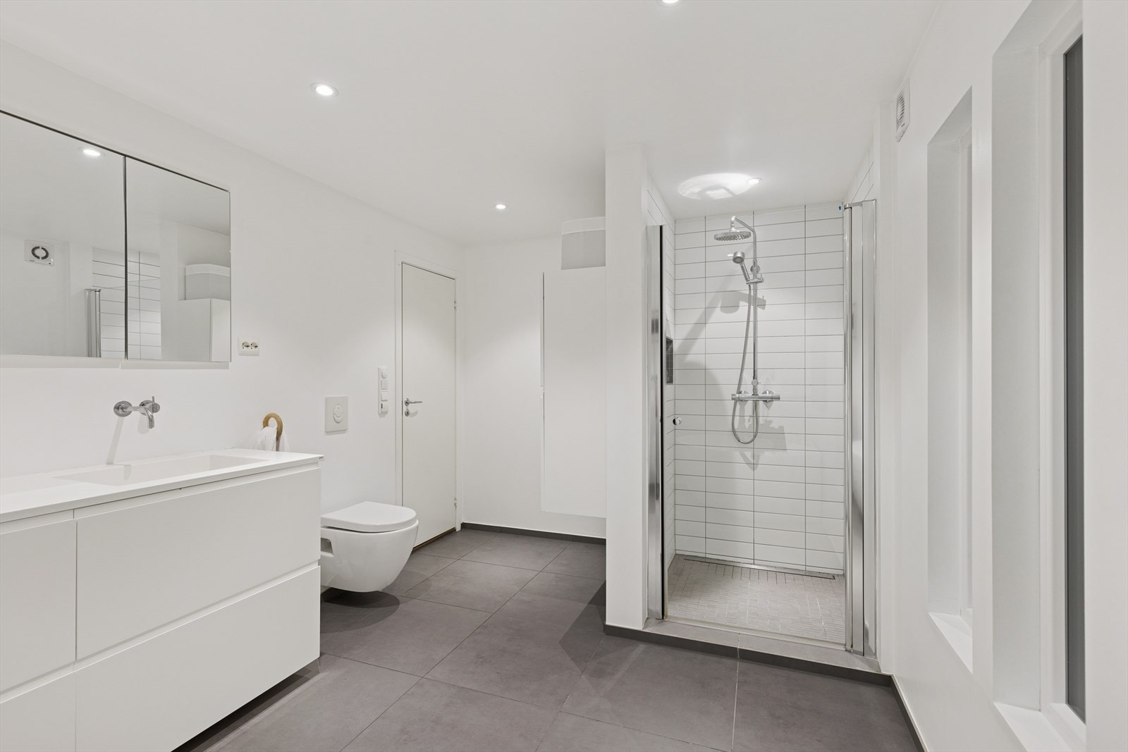 På badet er det både hjørnebadekar og dusjnisje. Galleribilde