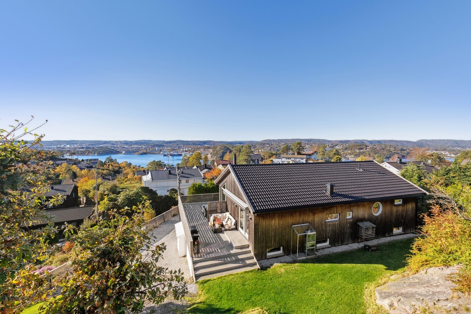 Den åpne horisonten gir en følelse av rom og frihet, og du kan nyte vakre farger gjennom alle årstider. Galleribilde