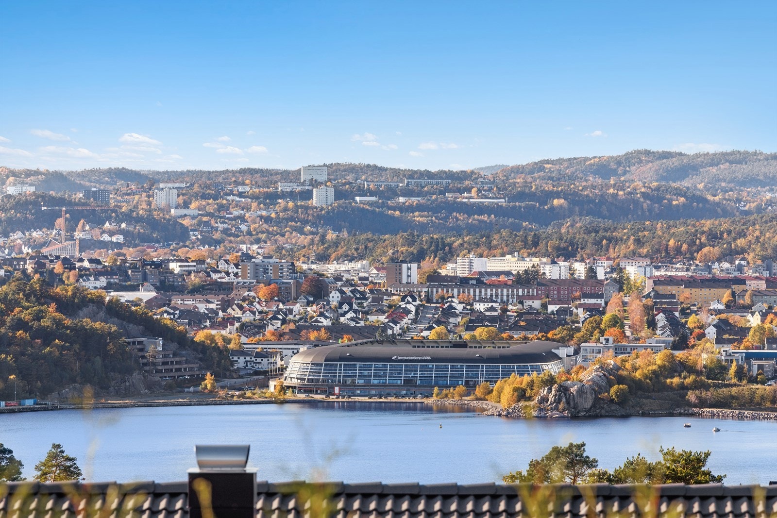 Eiendommen byr på en utsikt som må oppleves - her har du 180 grader med utsikt over lanskap og topdalsfjorden. Galleribilde