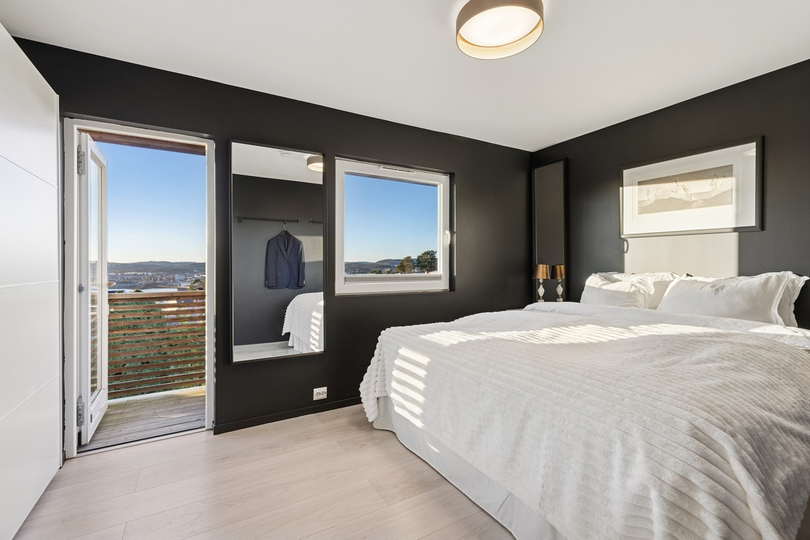 Soverom 1. Boligen har store og gode soverom. Fra hovedsoverommet er det utgang til balkong. Galleribilde