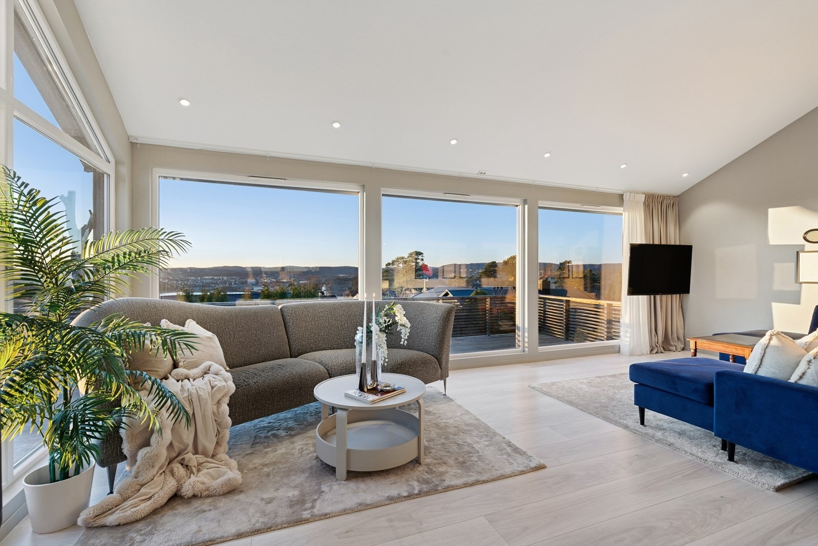 Her strømmer dagslyset inn og skaper en varm og innbydende atmosfære. Galleribilde