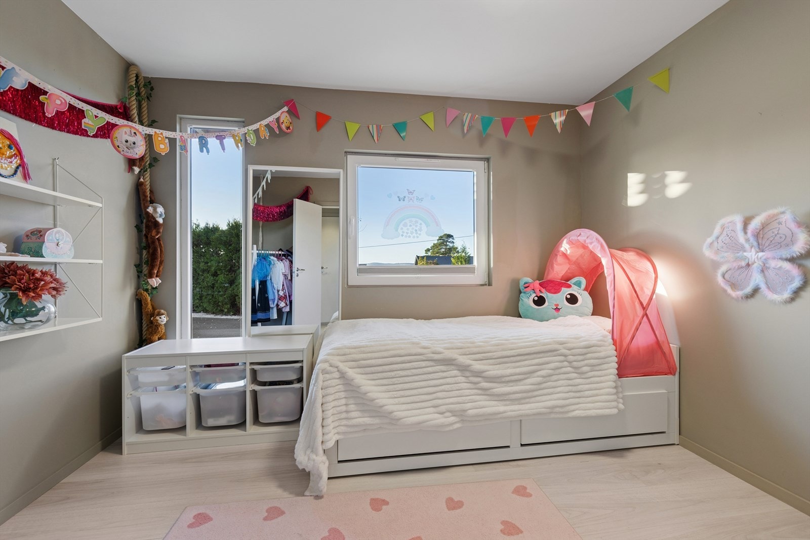 Soverom 4. Romslig soverom med malte slette vegger, også her er det bra med lagringsplass. Galleribilde