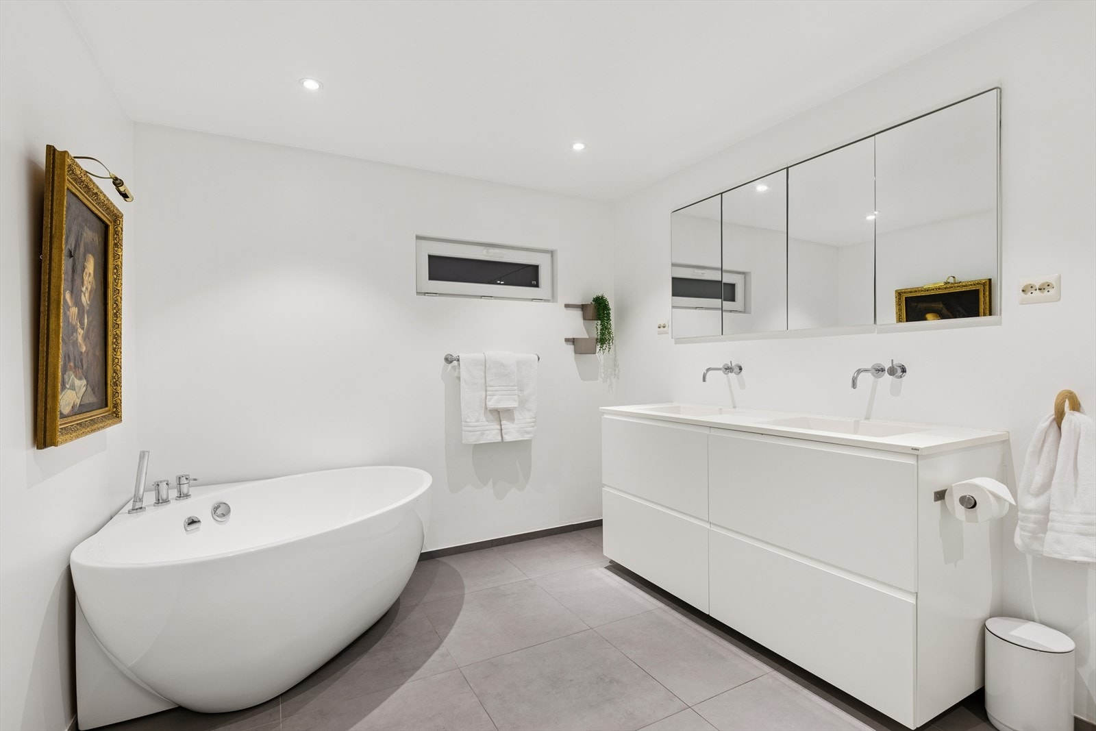 Rommet er utstyrt med en baderomsinnredning med dobbel servant, speilskap og veggmontert toalett. Galleribilde