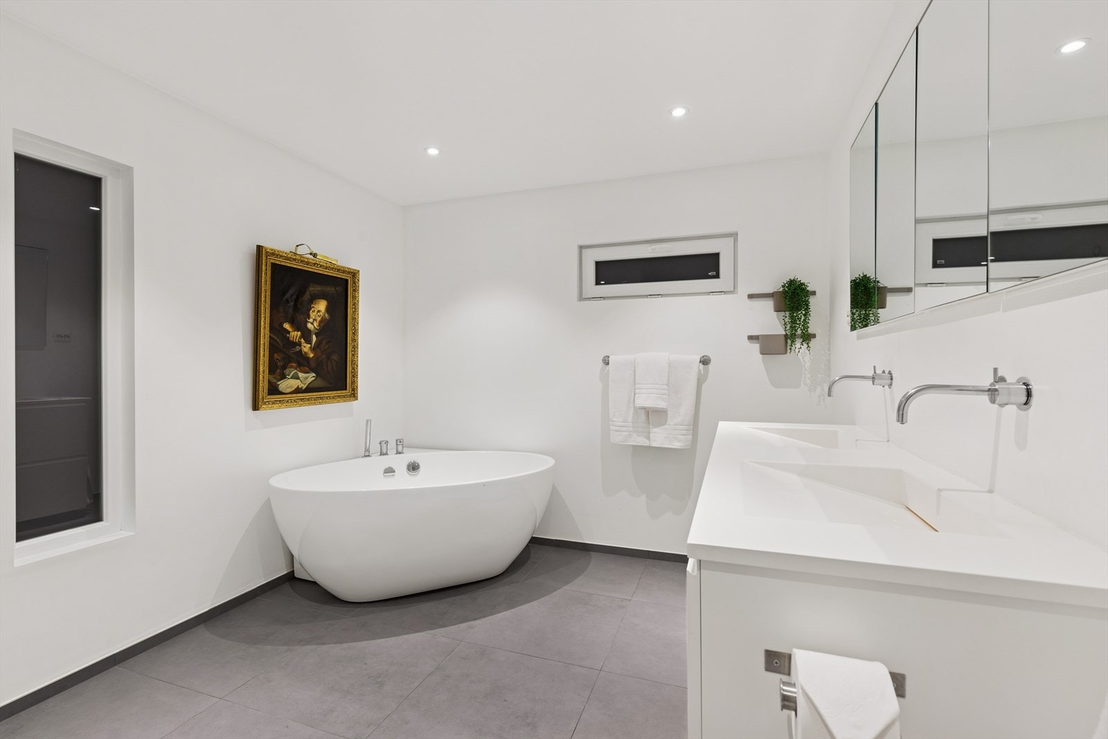 Badet i 1. etasje ble renovert i 2014 og har fliser på gulvet og i dusjsonen, med ellers malte vegger og himling med downlights. Galleribilde