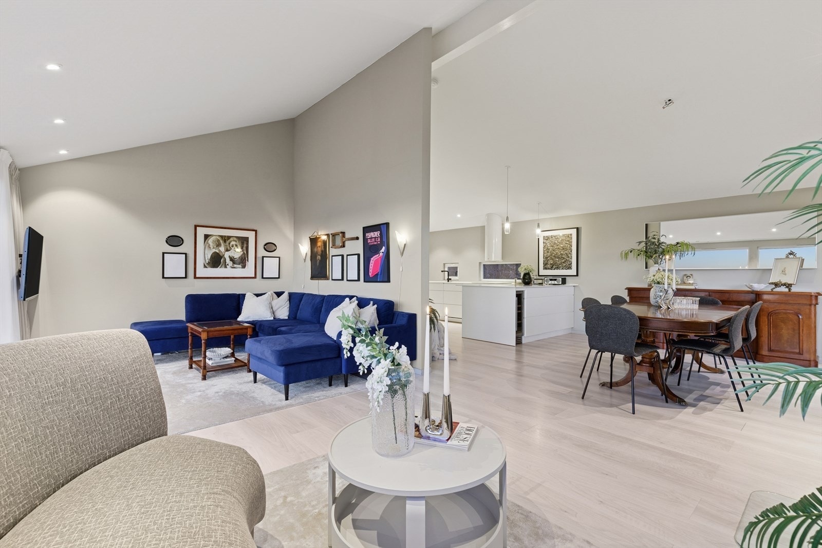 Stuen deles naturlig inn i tre soner. Galleribilde