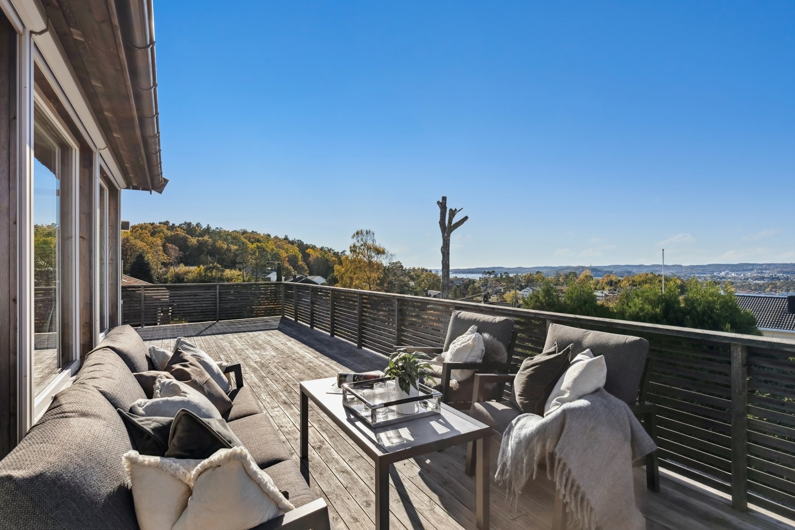 Terrassen er av god størrelse men med nydelig fjord- og havutsikt. Galleribilde