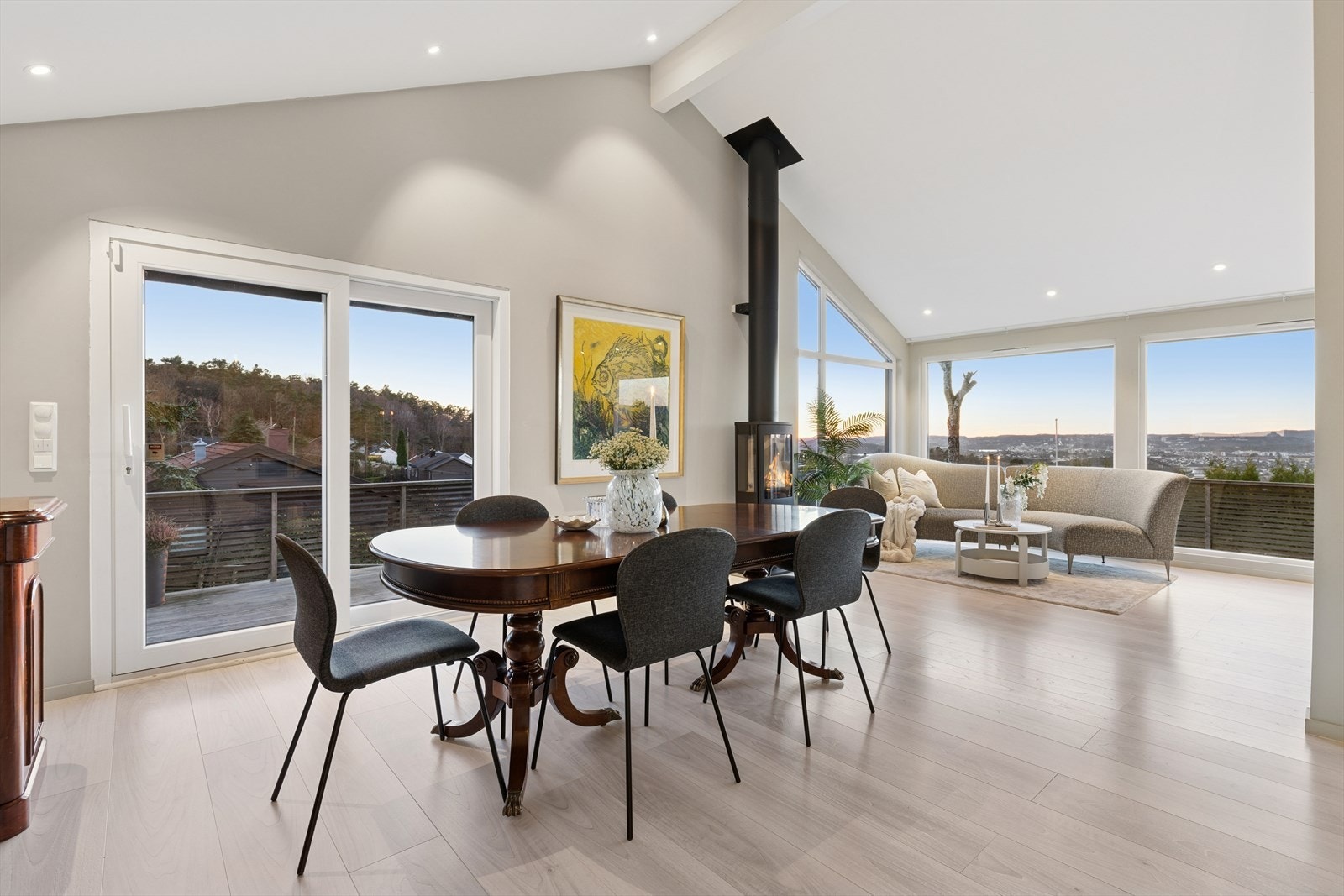 Utgang til terrasse skaper en åpen atmosfære mellom ute- og innerom på sommerstid. Galleribilde