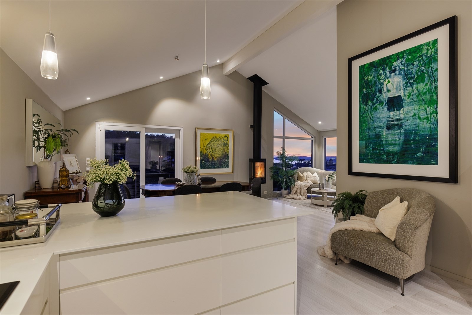 Stuen imponerer med sin åpne løsning, store vindusflater og skråtak som gir en fantastisk romfølelse. Galleribilde