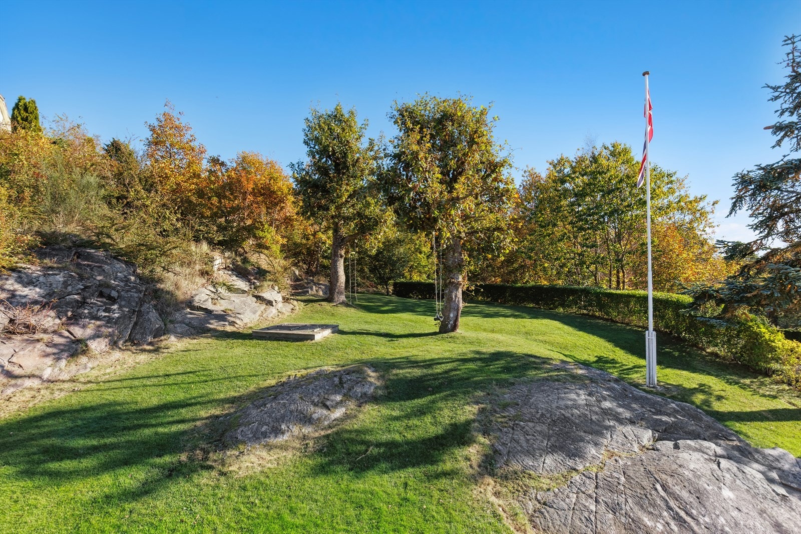 Her får du god plass til uteaktiviteter, lek og avslapning i grønne omgivelser - perfekt for deg som ønsker både privatliv og nærhet til naturen. Galleribilde