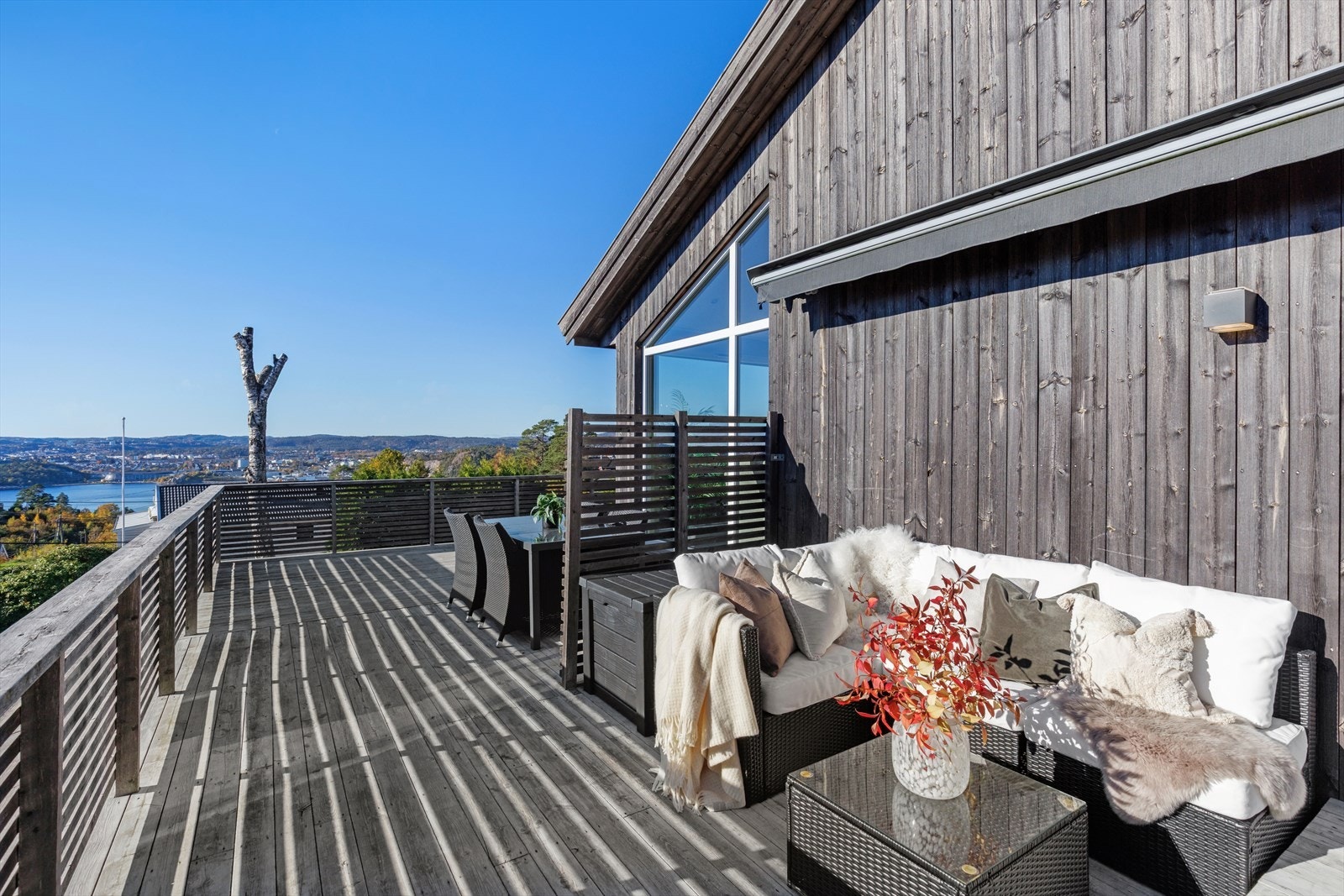 Terrassen på 66 kvm er delt i flere soner. Galleribilde