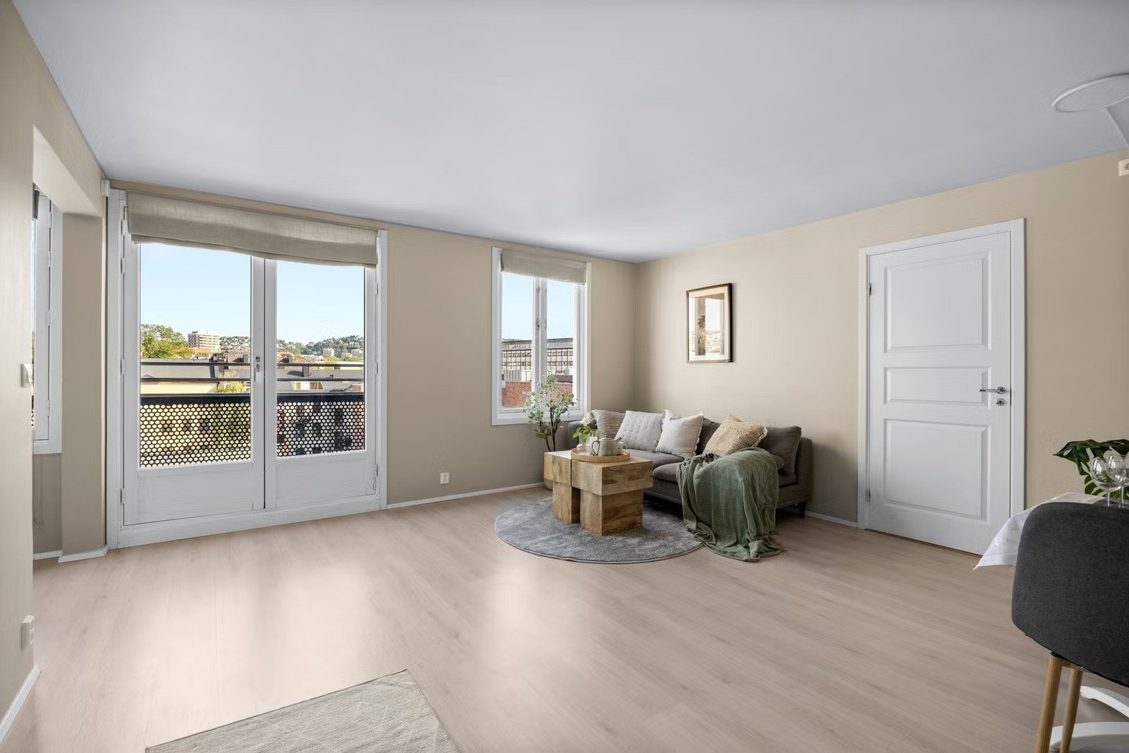 Romslig og lys soverom Galleribilde