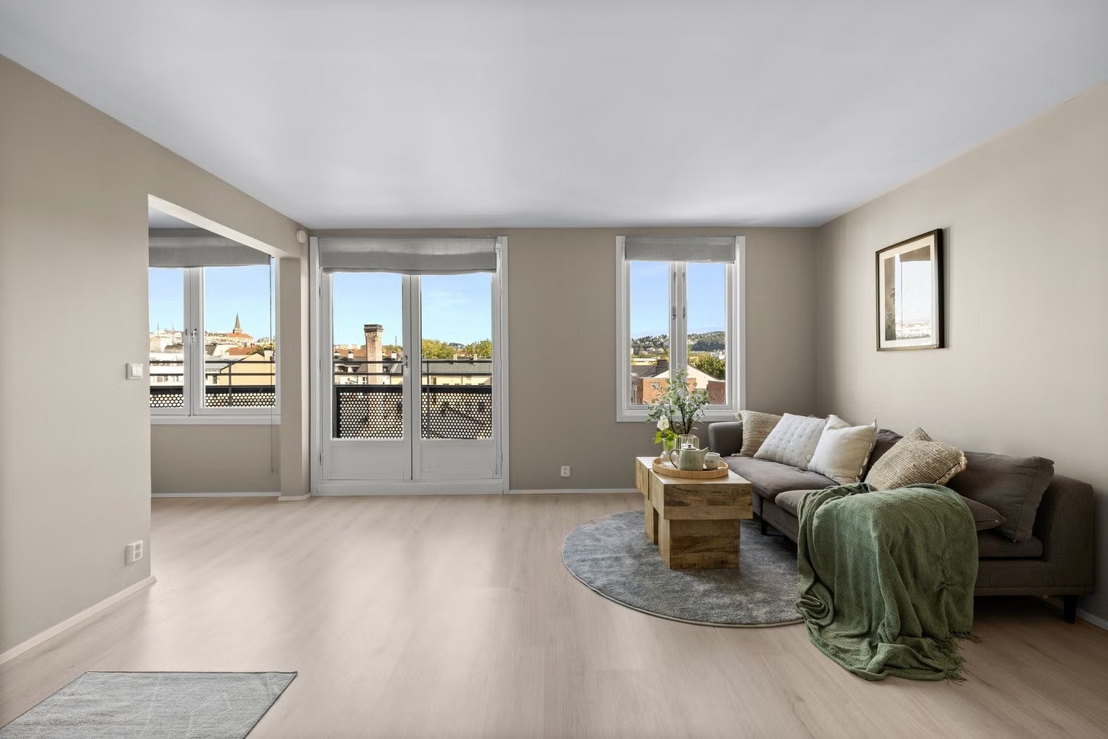 Romslig og lys soverom Galleribilde