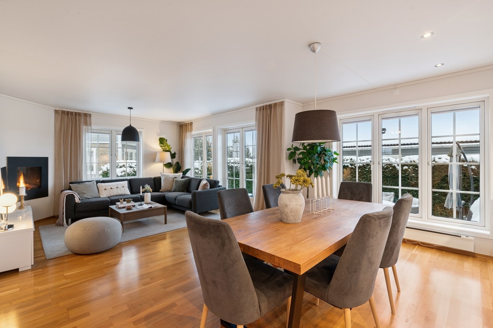 Store vinduer fra gulv til tak gir godt med naturlig lys. Galleribilde