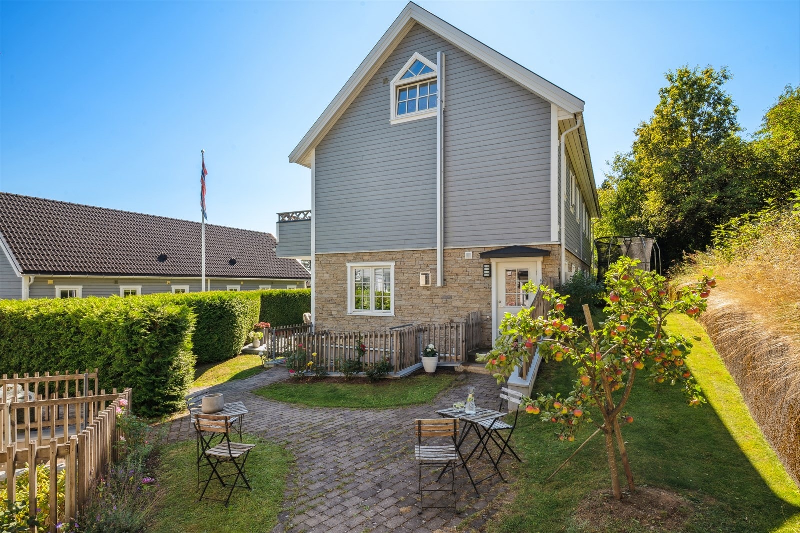 Egen inngang til underetasjen. Galleribilde