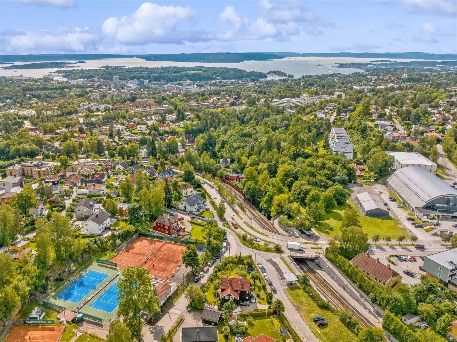 Fra boligen er det gangavstand til Njårdhallen, SATS, offentlig kommunikasjon og dagligvarehandel. Galleribilde