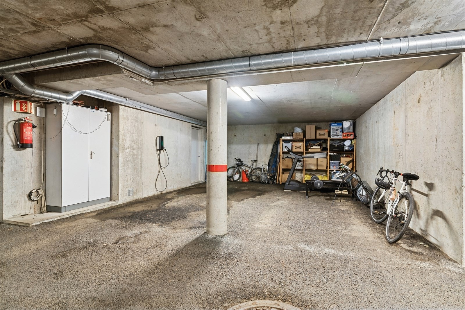 2 garasjeplasser. Fra garasjen har du adkomst direkte til huset. Galleribilde