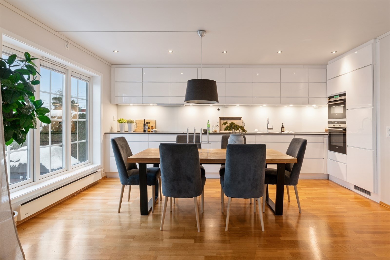 Åpen stue- og kjøkkenløsning. Galleribilde