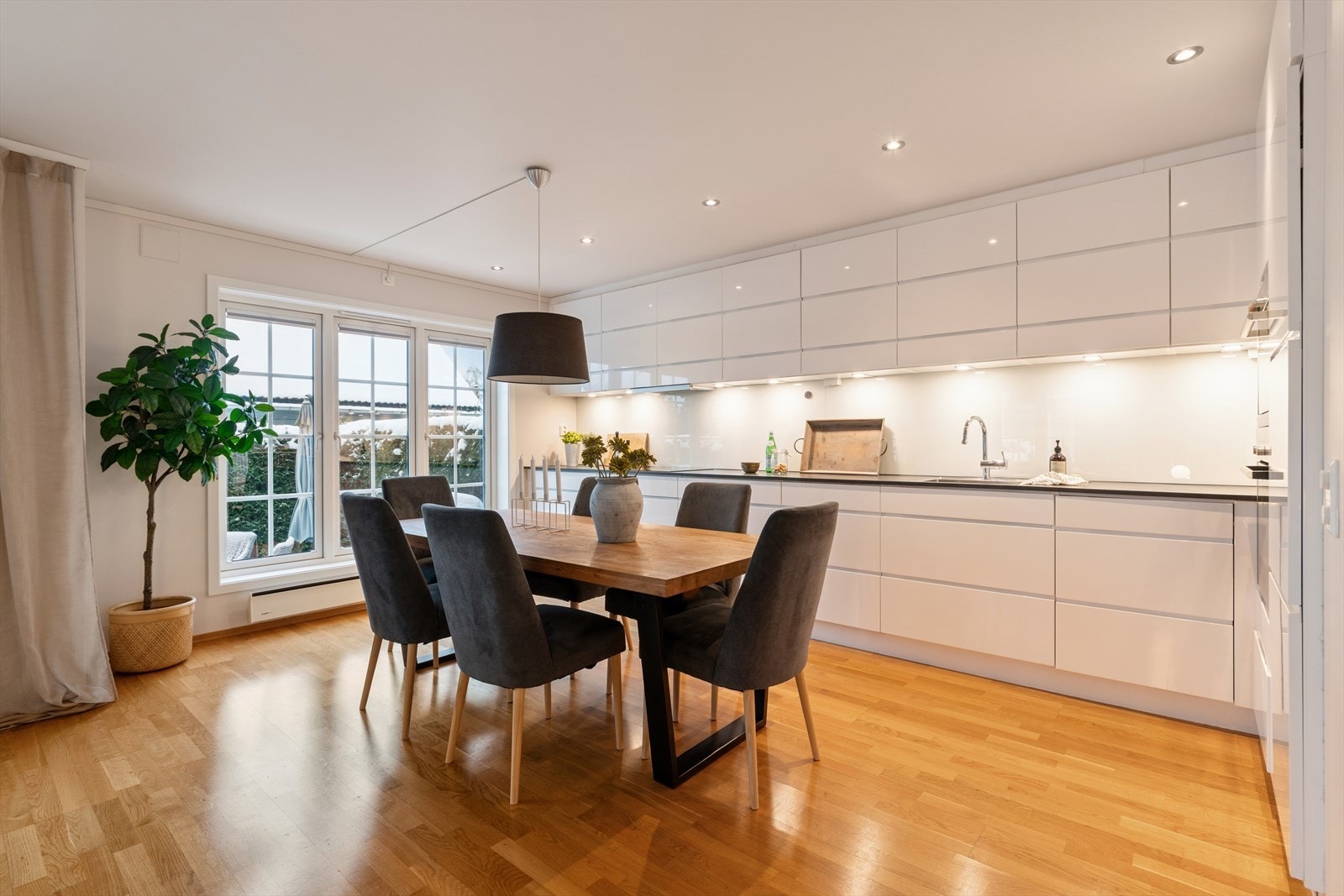 Fra kjøkkenet har du utgang til markterrasse på 30 m². Galleribilde