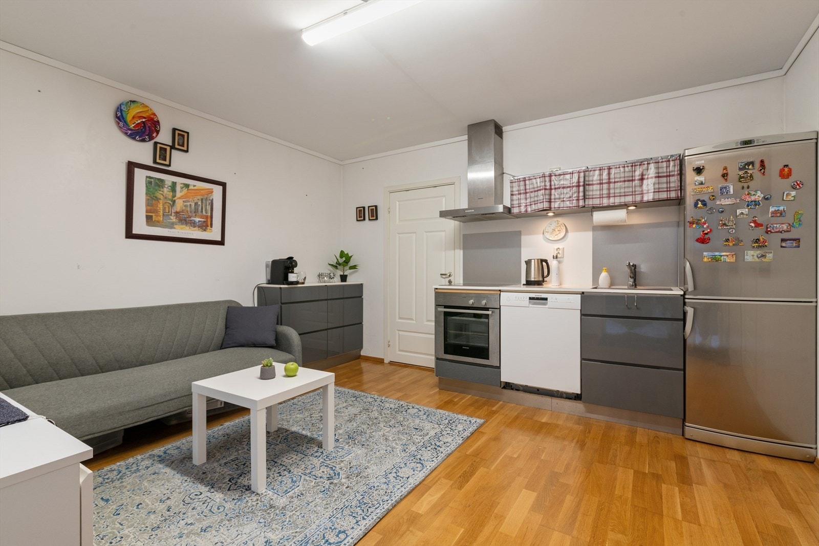 Åpen stue og kjøkkenløsning. Alle hvitevarer følger salget. Galleribilde