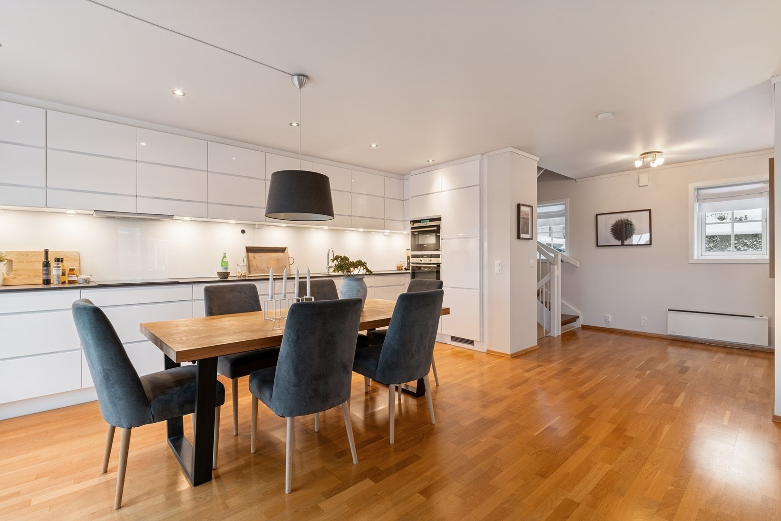 Alle hvitevarer er integrert i kjøkkeninnredningen og følger salget. Galleribilde