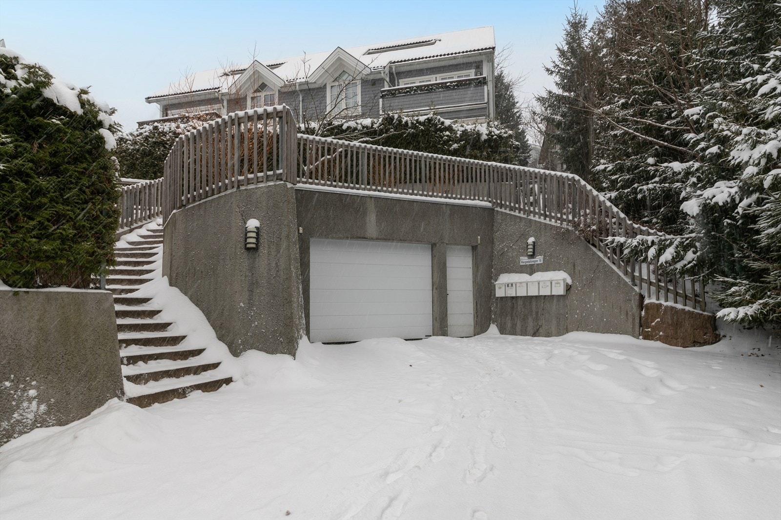 Felles innkjøring til garasjeanlegget. Galleribilde