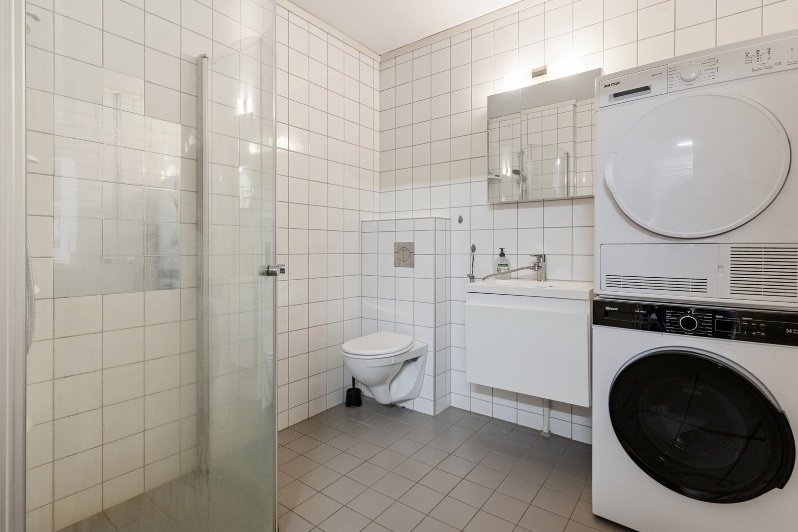 Flislagt bad med varmekabler Det er opplegg for vaskemaskin. Galleribilde