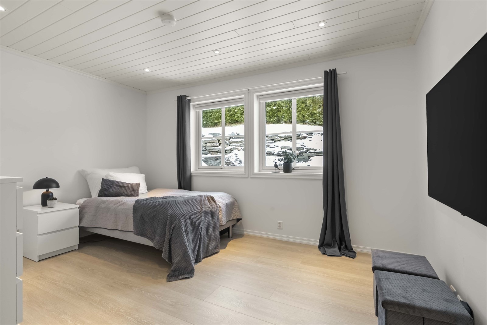 - Soverom 2 i hovedetasje med inngang fra spisestue. Dette kan enkelt åpnes opp dersom man ønsker større stue/spisestue. - Galleribilde