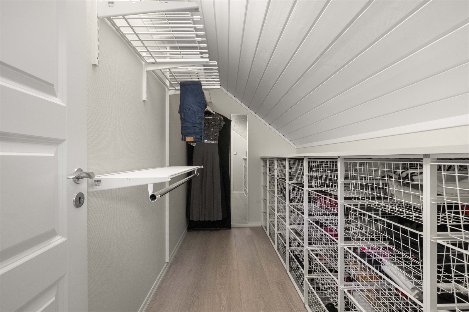 - Walk-in closet er bygd med hyllesystemer. Disse medfølger handelen - Galleribilde