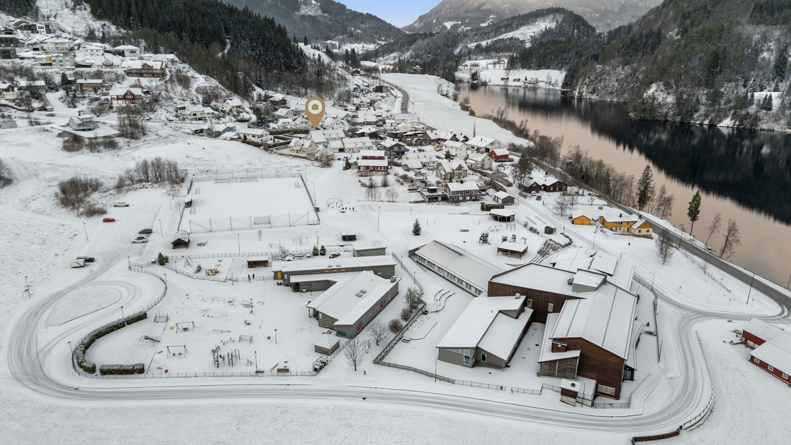 - Eiendommen ligger i et attraktivt område på Sunde med kort vei til skole- og barnehage. - Galleribilde
