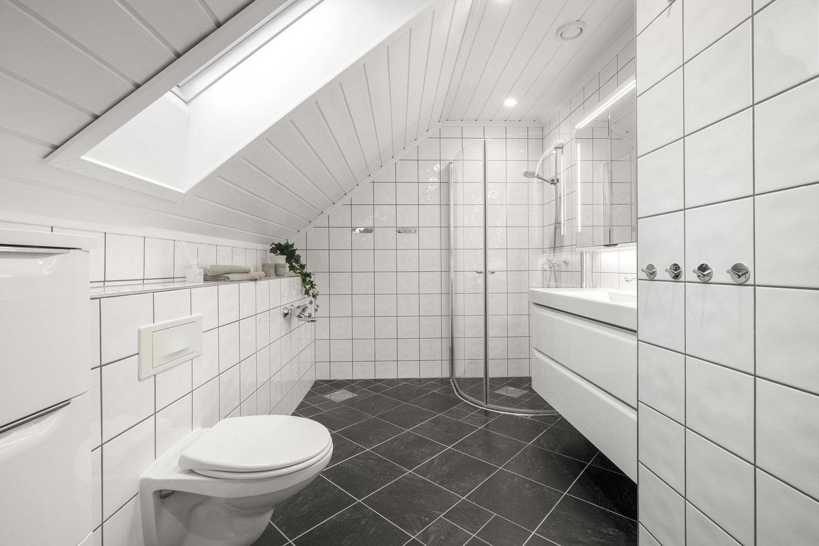 - Helfliset bad i 2. etasje med lyst og tidløst interiør. Det er lagt opp blandebatteri for badekar. - Galleribilde