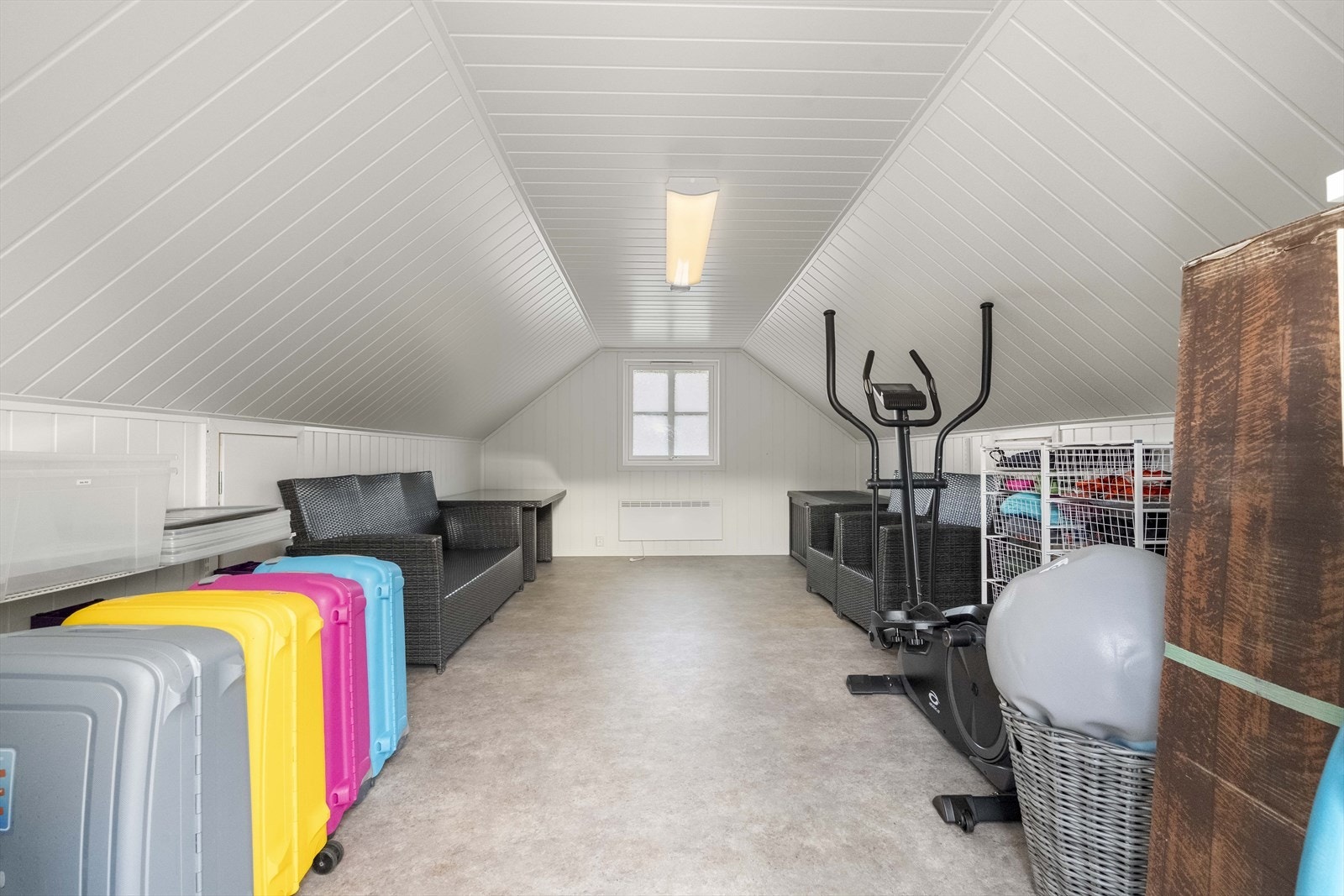 - Innredet garasjeloft med flere muligheter for utnyttelse. Her kan man feks ha treningsrom eller ekstra stue. - Galleribilde