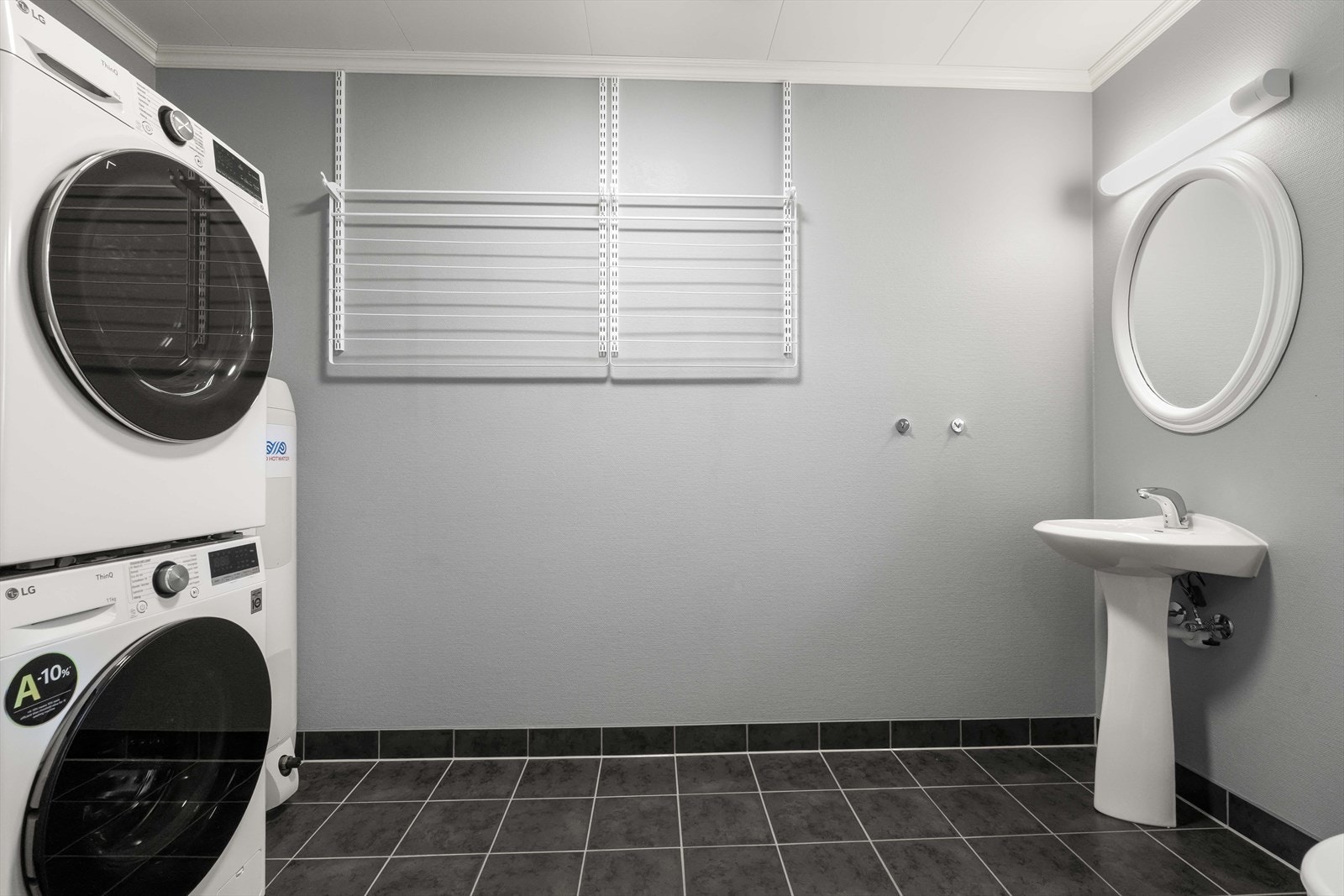 - Praktisk toalett/vaskerom på 6 m² med vegghengt tørkestativ. På gulv er det fliser med varmekabler. - Galleribilde