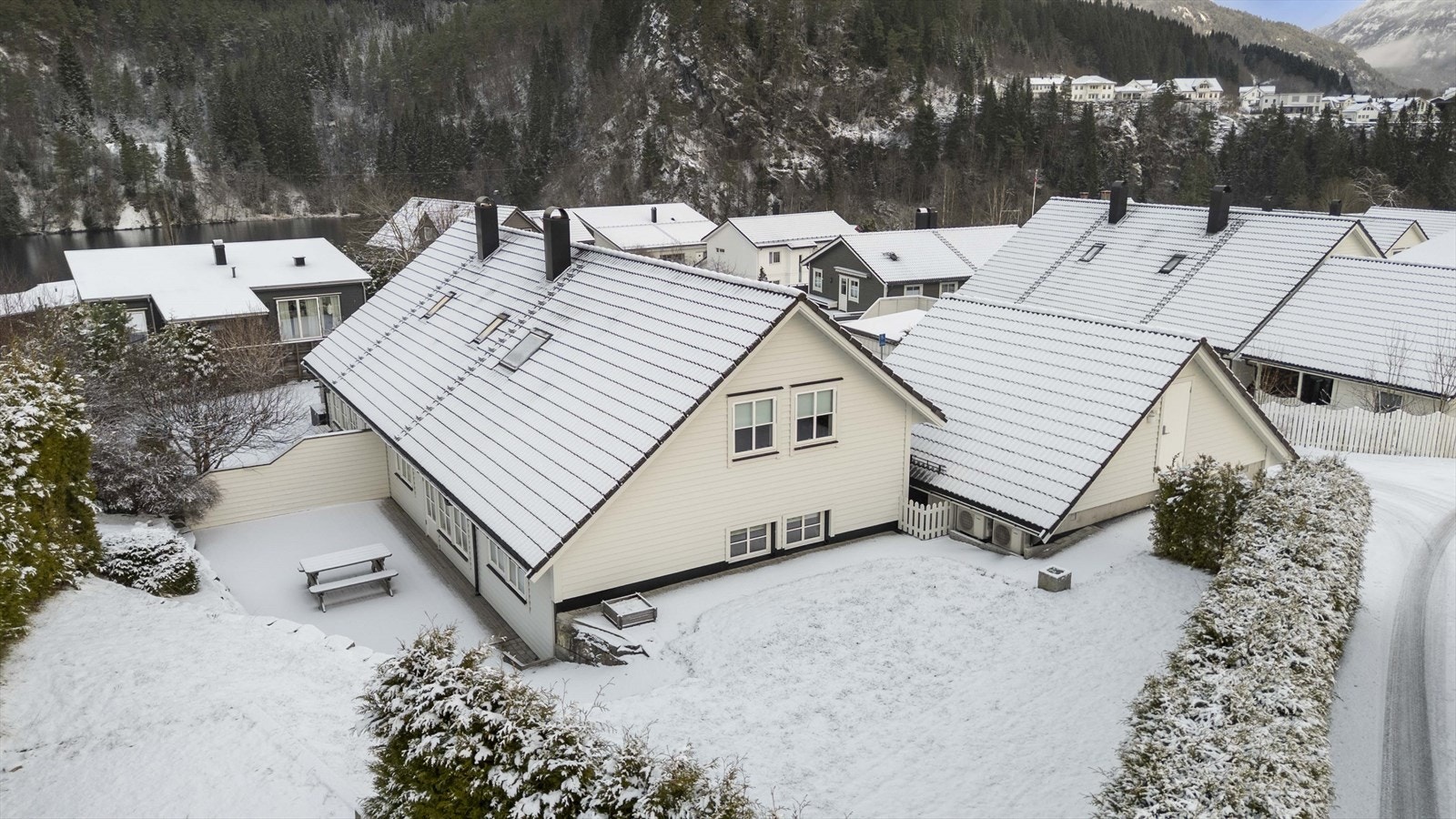 - På bakside av bolig er det skjermet uteområde med hekk. - Galleribilde