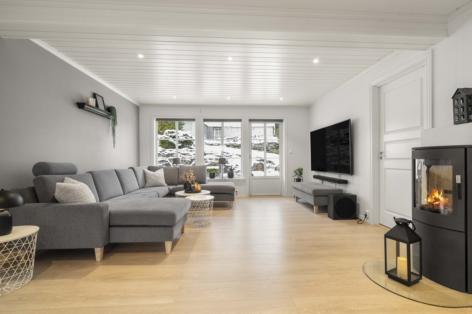 - Fra stuen er det tilkomst til skjermet terrasse. Det er også montert varmepumpe for en energieffektiv og jevn oppvarming. - Galleribilde