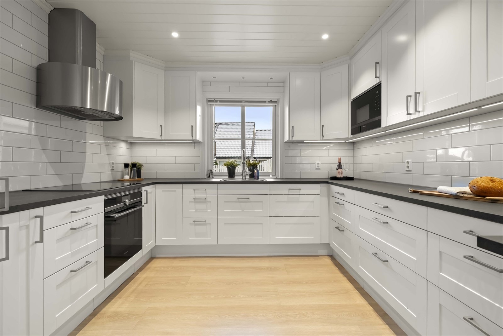 - Stilrent kjøkken fra Sigdal ble montert i 2021 og fremstår som moderne og velholdt. - Galleribilde