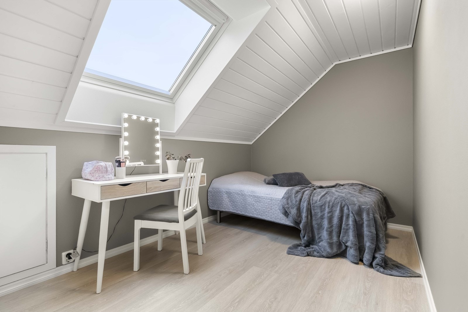 - Soverom med tilhørende walk-in closet, samt praktisk kneloft for ekstra oppbevaringsplass. - Galleribilde